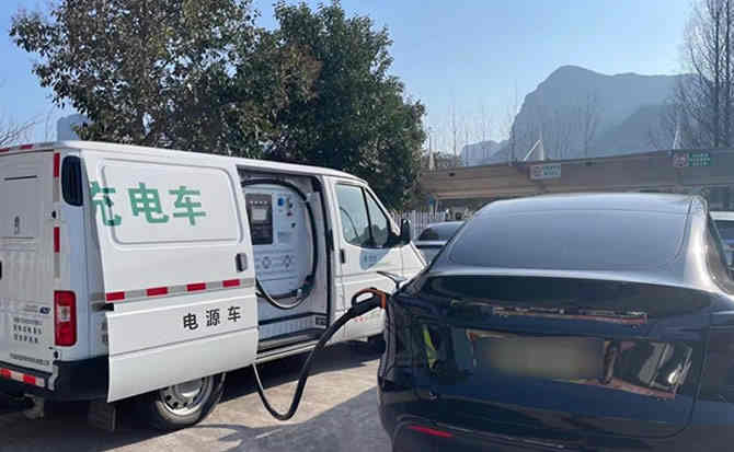 西盟汽车搭电